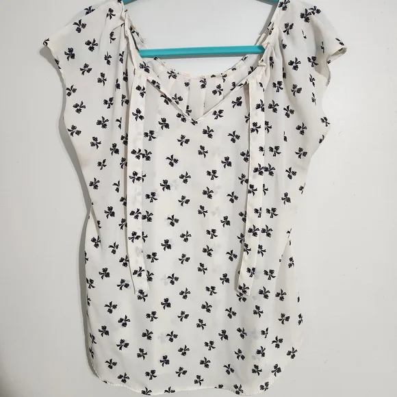 LC Lauren Conrad Cream Blouse with Black Bow Pattern, size M - Picture 4 of 7